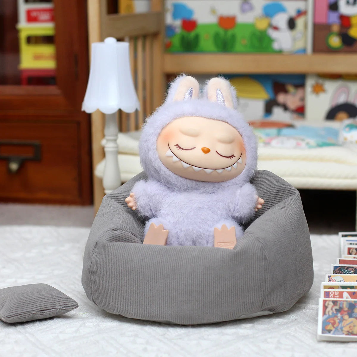 Title:

Labubu Mini Sofa – Cute Plush Chair for 15–17cm Labubu-Style Dolls