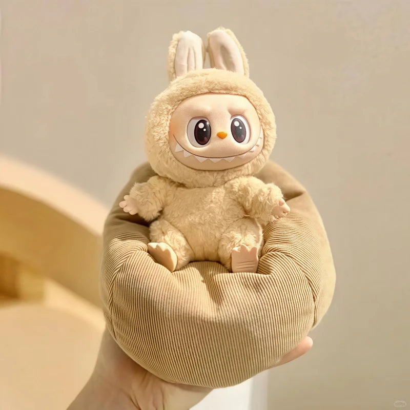 Title:

Labubu Mini Sofa – Cute Plush Chair for 15–17cm Labubu-Style Dolls