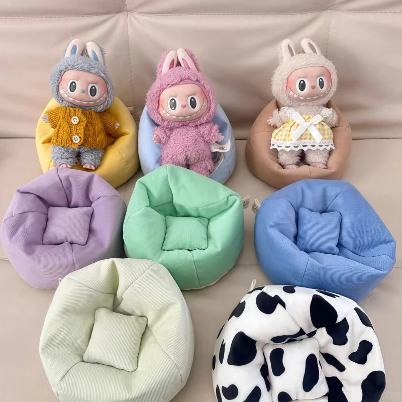 Title:

Labubu Mini Sofa – Cute Plush Chair for 15–17cm Labubu-Style Dolls