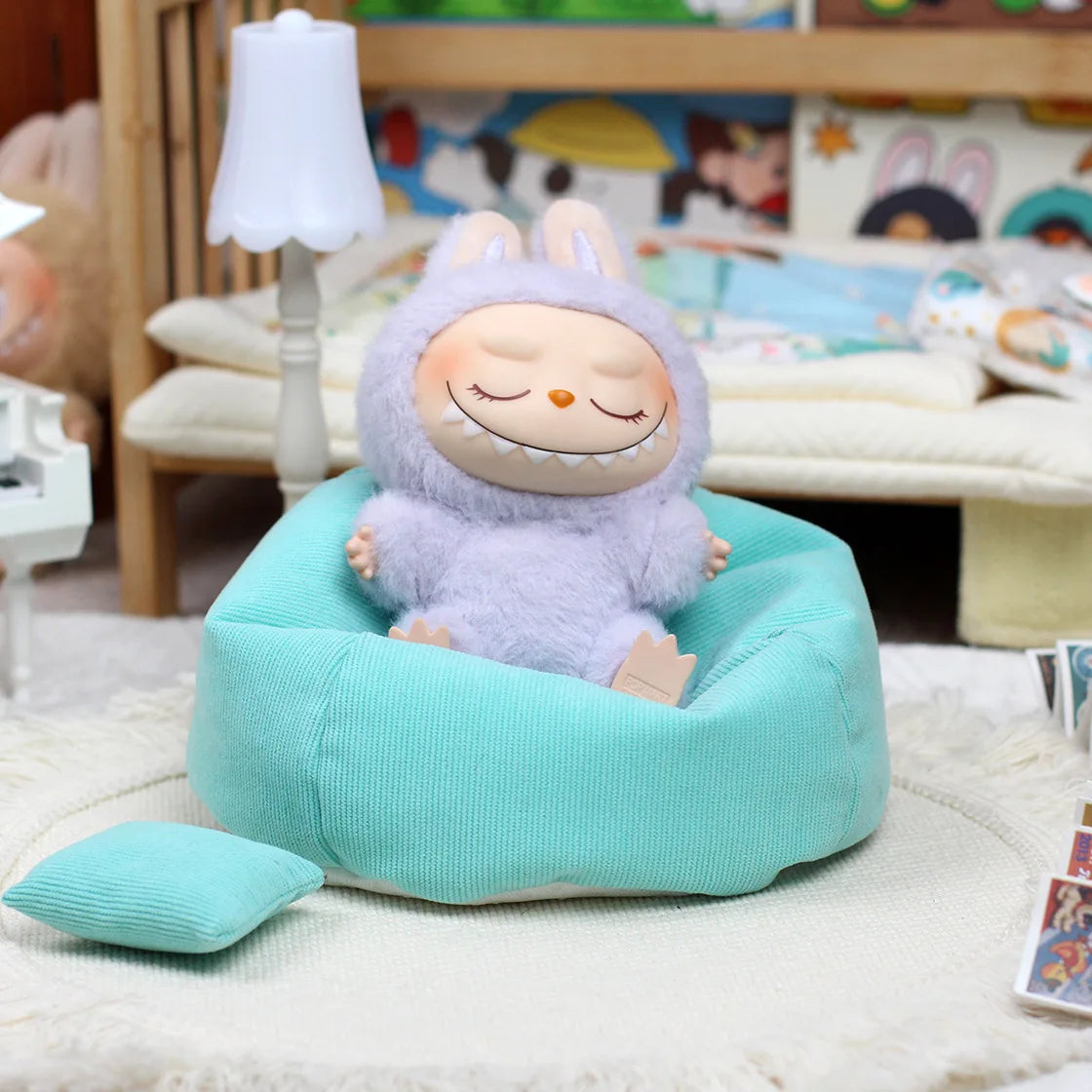 Title:

Labubu Mini Sofa – Cute Plush Chair for 15–17cm Labubu-Style Dolls
