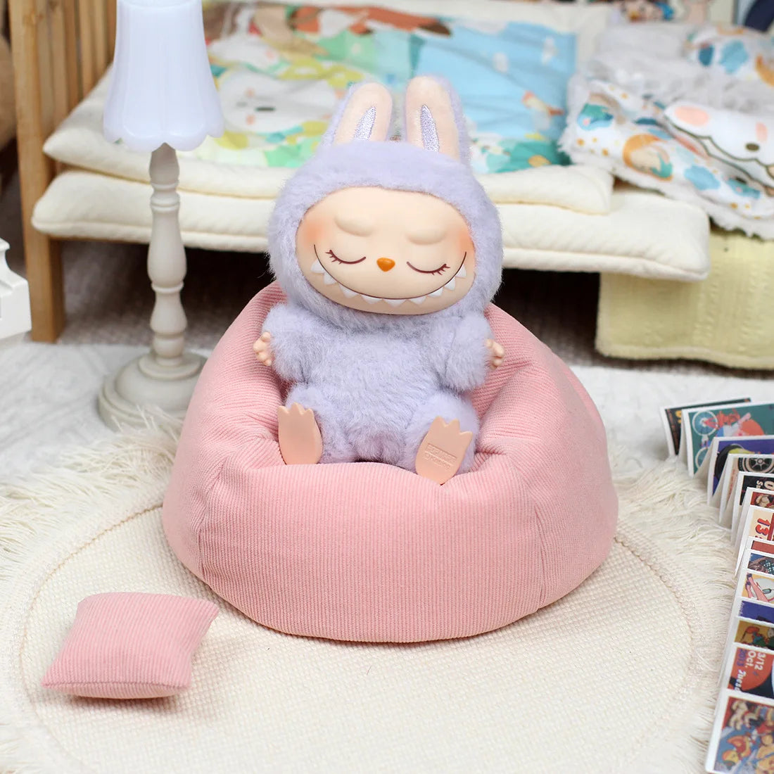 Title:

Labubu Mini Sofa – Cute Plush Chair for 15–17cm Labubu-Style Dolls