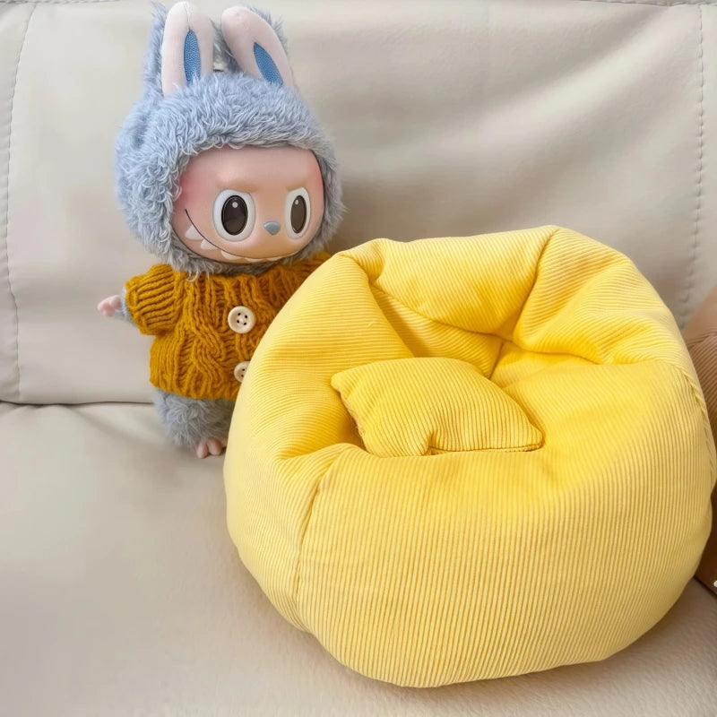 Title:

Labubu Mini Sofa – Cute Plush Chair for 15–17cm Labubu-Style Dolls